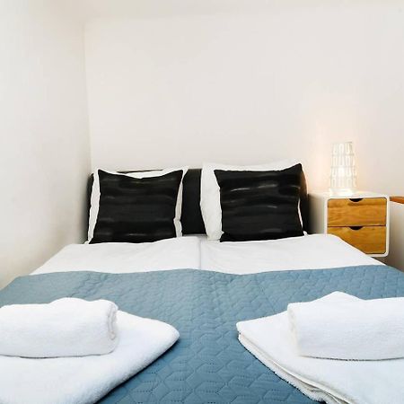 Central & Colorful Studio With Air Conditioning ブダペスト エクステリア 写真